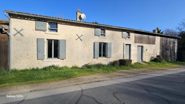 BELLE LONGERE SITUEE EN BORDURE DE SEVRE