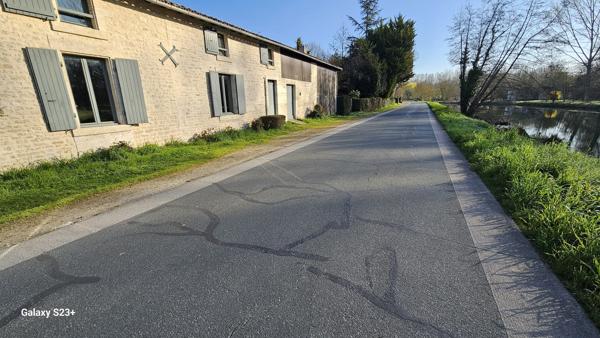 BELLE LONGERE SITUEE EN BORDURE DE SEVRE