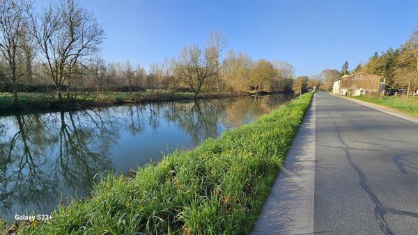 BELLE LONGERE SITUEE EN BORDURE DE SEVRE