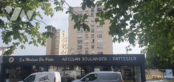 Appartement T3 - 56m2 - étage 3/10, lumineux avec vue dégagée, parking dans résidence privée.
