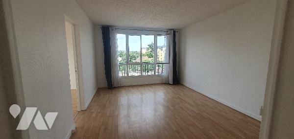 Appartement T3 - 56m2 - étage 3/10, lumineux avec vue dégagée, parking dans résidence privée.