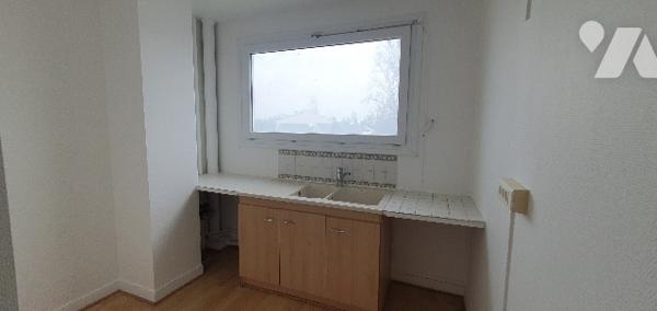 Appartement T3 - 56m2 - étage 3/10, lumineux avec vue dégagée, parking dans résidence privée.