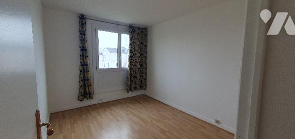Appartement T3 - 56m2 - étage 3/10, lumineux avec vue dégagée, parking dans résidence privée.