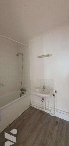 Appartement T3 - 56m2 - étage 3/10, lumineux avec vue dégagée, parking dans résidence privée.