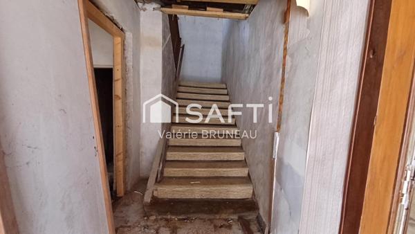 BATISSE A RENOVER DE 460 M2 AU CENTRE VILLAGE