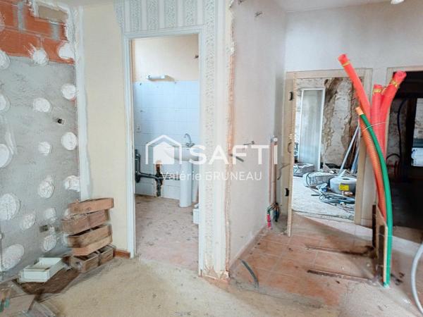 BATISSE A RENOVER DE 460 M2 AU CENTRE VILLAGE