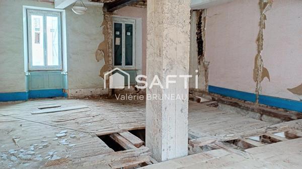 BATISSE A RENOVER DE 460 M2 AU CENTRE VILLAGE