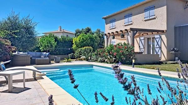 Maison 5 pièces avec piscine et studio indépendant offrant un revenu locatif