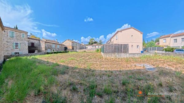 Terrain à bâtir de 828 m², plat et viabilisé, au cœur d'un village de caractère du Gard.