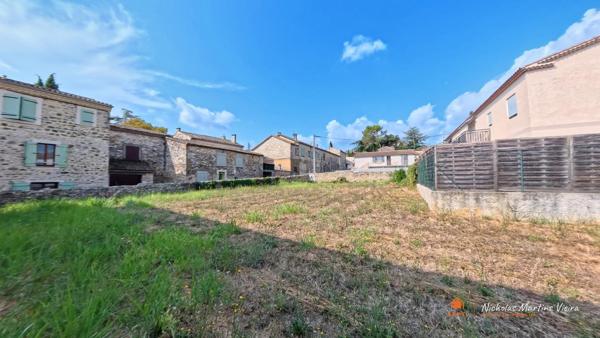 Terrain à bâtir de 828 m², plat et viabilisé, au cœur d'un village de caractère du Gard.