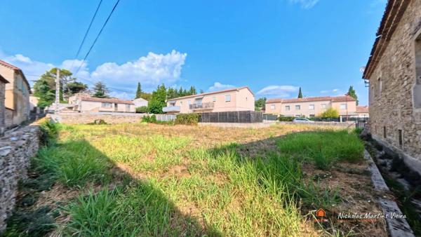 Terrain à bâtir de 828 m², plat et viabilisé, au cœur d'un village de caractère du Gard.