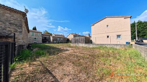 Terrain à bâtir de 828 m², plat et viabilisé, au cœur d'un village de caractère du Gard.