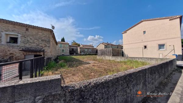 Terrain à bâtir de 828 m², plat et viabilisé, au cœur d'un village de caractère du Gard.