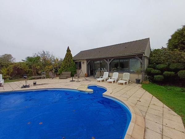 PROPRIETE avec parc arboré et piscine