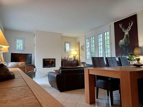 PROPRIETE avec parc arboré et piscine