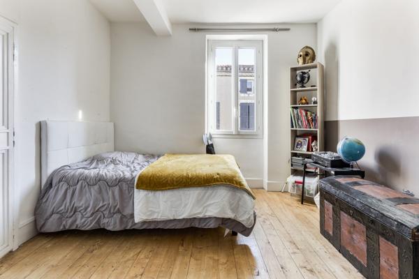 Grande maison de ville avec jardin et garage