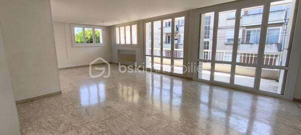 En retrait du centre-ville, cet appartement permet de profiter des avantages de la ville tout en étant légèrement sur les hauteurs.
La copropriété, familiale, offre le chauffage et un bâtiment en bon état.
Vous découvrez une entrée desservant une magnifique pièce à vivre de presque 40 m² plein sud, prolongé d'une terrasse.
Viennent ensuite une chambre parentale avec sa salle de douche, un couloir avec placard, une vaste cuisine, 3 chambres et une salle de bain.
Les lieux sont complétés d'une vaste terrasse au nord.
Un garage est proposé en supplément.