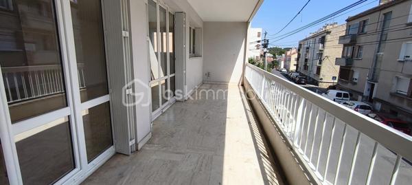 En retrait du centre-ville, cet appartement permet de profiter des avantages de la ville tout en étant légèrement sur les hauteurs.
La copropriété, familiale, offre le chauffage et un bâtiment en bon état.
Vous découvrez une entrée desservant une magnifique pièce à vivre de presque 40 m² plein sud, prolongé d'une terrasse.
Viennent ensuite une chambre parentale avec sa salle de douche, un couloir avec placard, une vaste cuisine, 3 chambres et une salle de bain.
Les lieux sont complétés d'une vaste terrasse au nord.
Un garage est proposé en supplément.