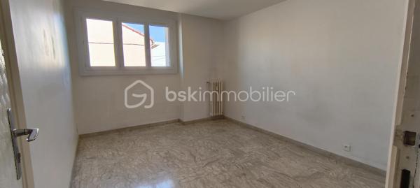 En retrait du centre-ville, cet appartement permet de profiter des avantages de la ville tout en étant légèrement sur les hauteurs.
La copropriété, familiale, offre le chauffage et un bâtiment en bon état.
Vous découvrez une entrée desservant une magnifique pièce à vivre de presque 40 m² plein sud, prolongé d'une terrasse.
Viennent ensuite une chambre parentale avec sa salle de douche, un couloir avec placard, une vaste cuisine, 3 chambres et une salle de bain.
Les lieux sont complétés d'une vaste terrasse au nord.
Un garage est proposé en supplément.