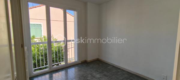En retrait du centre-ville, cet appartement permet de profiter des avantages de la ville tout en étant légèrement sur les hauteurs.
La copropriété, familiale, offre le chauffage et un bâtiment en bon état.
Vous découvrez une entrée desservant une magnifique pièce à vivre de presque 40 m² plein sud, prolongé d'une terrasse.
Viennent ensuite une chambre parentale avec sa salle de douche, un couloir avec placard, une vaste cuisine, 3 chambres et une salle de bain.
Les lieux sont complétés d'une vaste terrasse au nord.
Un garage est proposé en supplément.