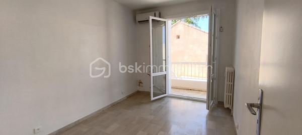 En retrait du centre-ville, cet appartement permet de profiter des avantages de la ville tout en étant légèrement sur les hauteurs.
La copropriété, familiale, offre le chauffage et un bâtiment en bon état.
Vous découvrez une entrée desservant une magnifique pièce à vivre de presque 40 m² plein sud, prolongé d'une terrasse.
Viennent ensuite une chambre parentale avec sa salle de douche, un couloir avec placard, une vaste cuisine, 3 chambres et une salle de bain.
Les lieux sont complétés d'une vaste terrasse au nord.
Un garage est proposé en supplément.