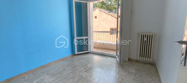 En retrait du centre-ville, cet appartement permet de profiter des avantages de la ville tout en étant légèrement sur les hauteurs.
La copropriété, familiale, offre le chauffage et un bâtiment en bon état.
Vous découvrez une entrée desservant une magnifique pièce à vivre de presque 40 m² plein sud, prolongé d'une terrasse.
Viennent ensuite une chambre parentale avec sa salle de douche, un couloir avec placard, une vaste cuisine, 3 chambres et une salle de bain.
Les lieux sont complétés d'une vaste terrasse au nord.
Un garage est proposé en supplément.