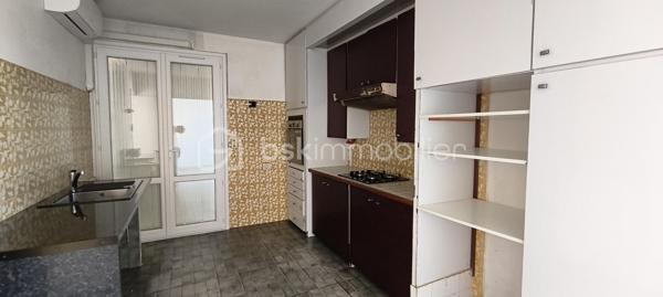 En retrait du centre-ville, cet appartement permet de profiter des avantages de la ville tout en étant légèrement sur les hauteurs.
La copropriété, familiale, offre le chauffage et un bâtiment en bon état.
Vous découvrez une entrée desservant une magnifique pièce à vivre de presque 40 m² plein sud, prolongé d'une terrasse.
Viennent ensuite une chambre parentale avec sa salle de douche, un couloir avec placard, une vaste cuisine, 3 chambres et une salle de bain.
Les lieux sont complétés d'une vaste terrasse au nord.
Un garage est proposé en supplément.