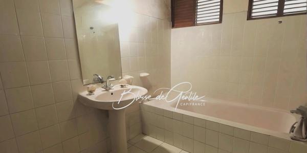 Maison à vendre 10 pièces BAIE MAHAULT (971)