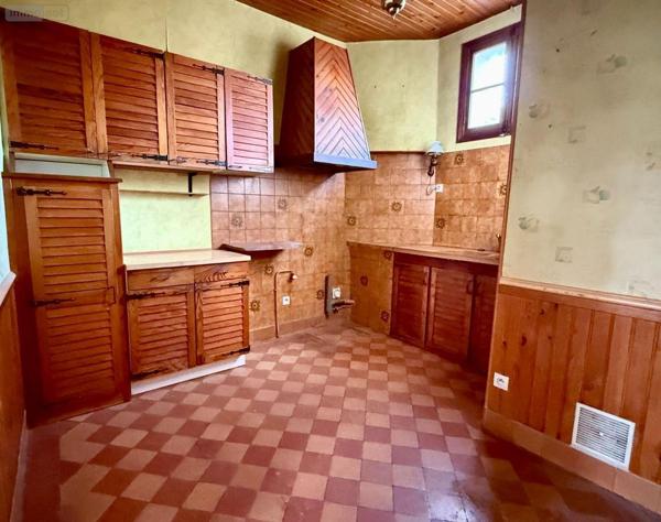 Maison de ville à vendre à Saint-Amand-Montrond dans le Cher (18200), ref : 26063