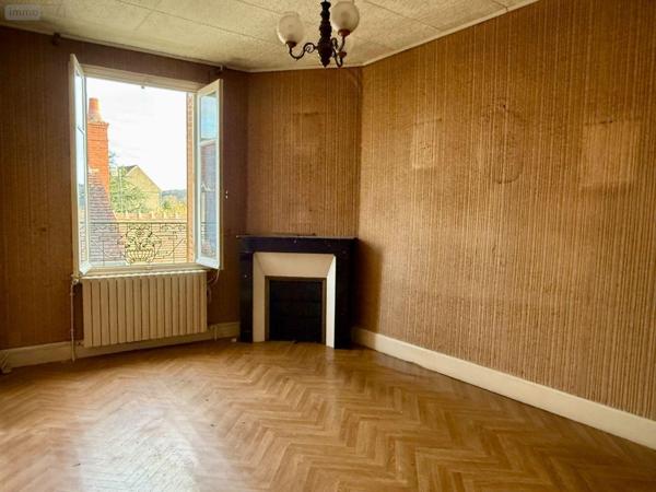 Maison de ville à vendre à Saint-Amand-Montrond dans le Cher (18200), ref : 26063