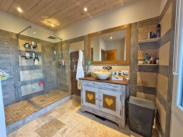 A vendre - Bel appartement au premier étage d'un mas ancien.