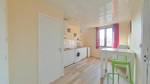 F1 EN HYPER CENTRE AVEC MEUBLES A DISPOSITION