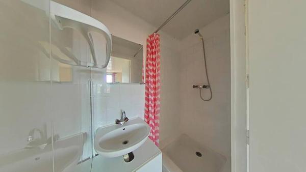 F1 EN HYPER CENTRE AVEC MEUBLES A DISPOSITION