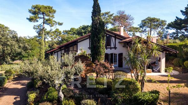 À 500 m du lac — Villa basco-landaise de caractère avec piscine