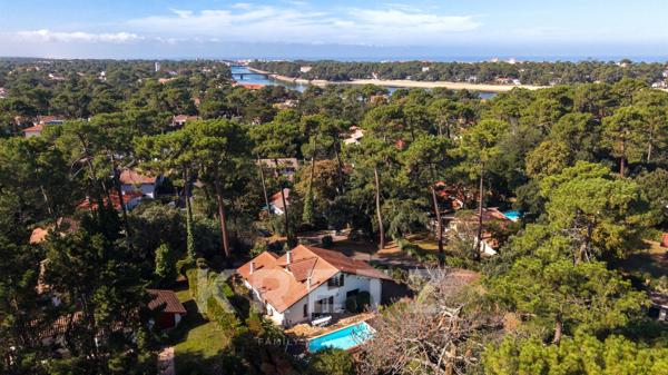 À 500 m du lac — Villa basco-landaise de caractère avec piscine