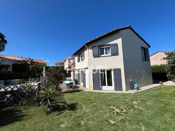 Maison familiale avec piscine. Plateau de Montrond (25 km de Lyon)