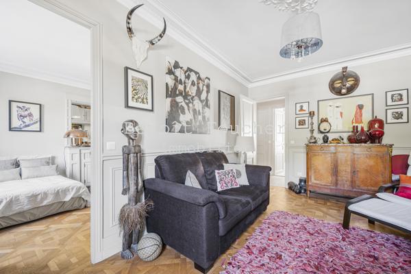 Paris 10ème, appartement trois pièces deux chambres en parfait état 64m2