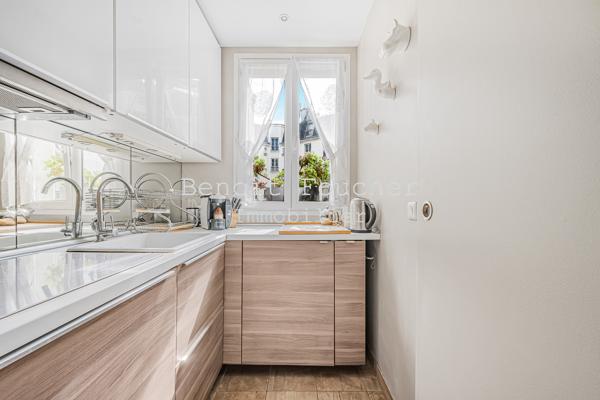 Paris 10ème, appartement trois pièces deux chambres en parfait état 64m2