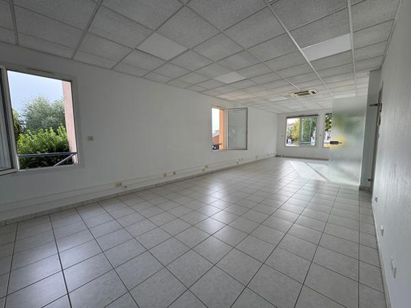 Immeuble de rapport -L Isle Jourdain 13 pièce(s) 223 m² + 2 appartements + garage + parkings