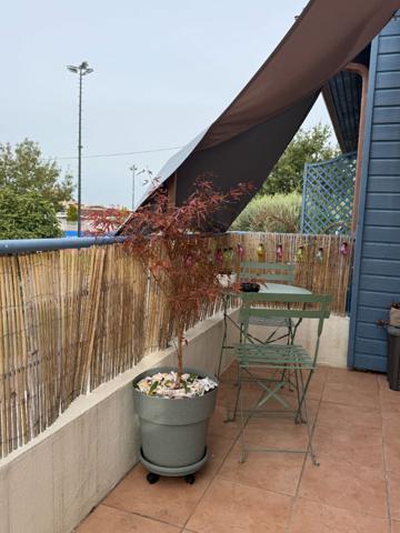 Immeuble de rapport -L Isle Jourdain 13 pièce(s) 223 m² + 2 appartements + garage + parkings