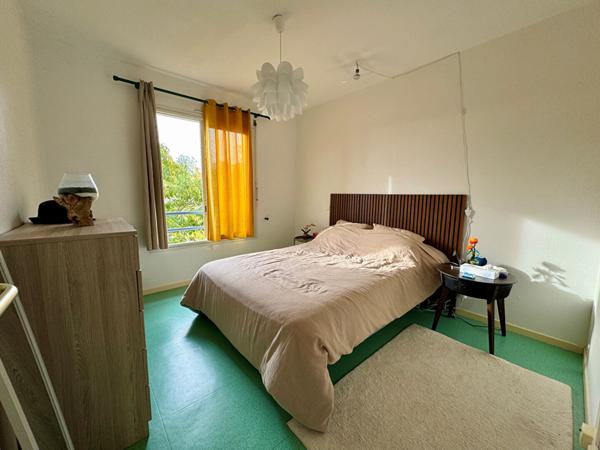 Immeuble de rapport -L Isle Jourdain 13 pièce(s) 223 m² + 2 appartements + garage + parkings