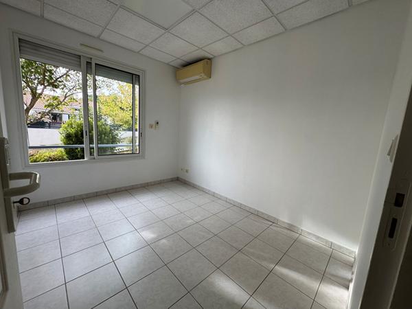 Immeuble de rapport -L Isle Jourdain 13 pièce(s) 223 m² + 2 appartements + garage + parkings