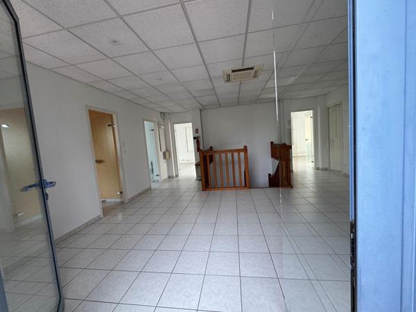 Immeuble de rapport -L Isle Jourdain 13 pièce(s) 223 m² + 2 appartements + garage + parkings