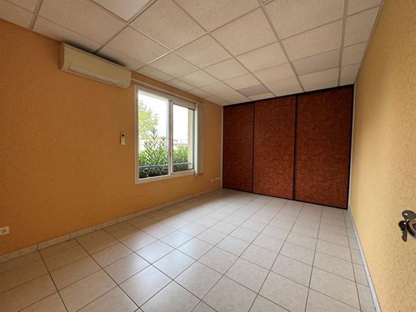 Immeuble de rapport -L Isle Jourdain 13 pièce(s) 223 m² + 2 appartements + garage + parkings