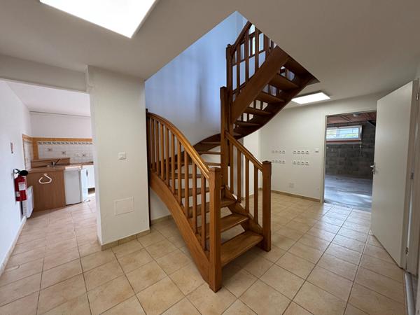 Immeuble de rapport -L Isle Jourdain 13 pièce(s) 223 m² + 2 appartements + garage + parkings