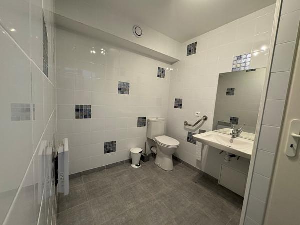 Immeuble de rapport -L Isle Jourdain 13 pièce(s) 223 m² + 2 appartements + garage + parkings