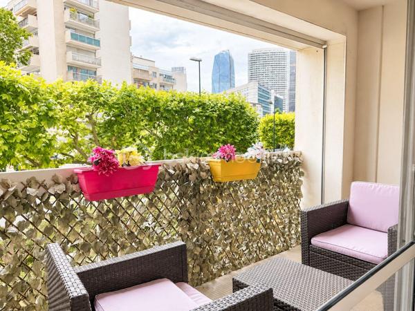À seulement quelques pas du cœur de La Défense, dans le très recherché quartier République à Puteaux, découvrez un appartement familial rare sur le secteur, alliant volumes généreux, emplacement stratégique et qualité de vie exceptionnelle.

Situé à seulement 4 minutes à pied de la station Esplanade de La Défense (ligne 1) et à 1 minute de la tour The Link, futur siège mondial de TotalEnergies, cet appartement de 113 m² bénéficie d’une localisation privilégiée, idéale pour les familles comme pour les actifs souhaitant conjuguer confort de vie et proximité immédiate du premier quartier d’affaires européen.

Installé au 1er étage d’une résidence familiale, sécurisée et parfaitement entretenue, ce bien profite d’une agréable exposition Sud-Ouest offrant une belle luminosité tout au long de la journée ainsi qu’une vue dégagée sans vis-à-vis, véritable atout en milieu urbain.

Dès l’entrée, vous serez séduits par les volumes et la fonctionnalité des espaces. Le vaste double séjour constitue le cœur de l’appartement. Baigné de lumière naturelle, il s’ouvre sur un agréable balcon permettant de profiter des beaux jours. Cet espace de réception offre de nombreuses possibilités d’aménagement et peut facilement accueillir une quatrième chambre pour répondre à l’évolution de vos besoins familiaux.

L’espace nuit se compose de trois belles chambres, offrant calme, confort et intimité à chaque membre de la famille.

La cuisine indépendante, spacieuse et fonctionnelle, permet de cuisiner dans un espace dédié tout en conservant une séparation appréciable avec les pièces de vie.

L’appartement dispose également de deux salles de bains, particulièrement pratiques pour une famille, ainsi que d’un WC indépendant.

De nombreux rangements intégrés optimisent l’organisation du quotidien et renforcent le caractère fonctionnel du logement.

Pour compléter ce bien, vous bénéficierez d’une cave ainsi que d’une place de parking privative, deux prestations particulièrement recherchées dans le secteur.

Le quartier République est particulièrement apprécié pour son ambiance familiale, son cadre de vie agréable et sa proximité immédiate avec toutes les commodités :

• Commerces et services du quotidien à quelques minutes à pied ;
• Écoles maternelles et primaires ;
• Collèges ;
• Crèches ;
• Transports en commun ;
• Quartier d’affaires de La Défense accessible en quelques minutes.



Côté charges, la résidence offre un excellent niveau de services avec des charges mensuelles de 333 €, comprenant le chauffage, l’eau chaude, l’eau froide, l’entretien des parties communes ainsi que la présence d’un gardien.

Taxe foncière : 1 100 € par an.