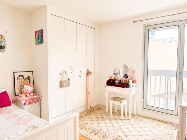 À seulement quelques pas du cœur de La Défense, dans le très recherché quartier République à Puteaux, découvrez un appartement familial rare sur le secteur, alliant volumes généreux, emplacement stratégique et qualité de vie exceptionnelle.

Situé à seulement 4 minutes à pied de la station Esplanade de La Défense (ligne 1) et à 1 minute de la tour The Link, futur siège mondial de TotalEnergies, cet appartement de 113 m² bénéficie d’une localisation privilégiée, idéale pour les familles comme pour les actifs souhaitant conjuguer confort de vie et proximité immédiate du premier quartier d’affaires européen.

Installé au 1er étage d’une résidence familiale, sécurisée et parfaitement entretenue, ce bien profite d’une agréable exposition Sud-Ouest offrant une belle luminosité tout au long de la journée ainsi qu’une vue dégagée sans vis-à-vis, véritable atout en milieu urbain.

Dès l’entrée, vous serez séduits par les volumes et la fonctionnalité des espaces. Le vaste double séjour constitue le cœur de l’appartement. Baigné de lumière naturelle, il s’ouvre sur un agréable balcon permettant de profiter des beaux jours. Cet espace de réception offre de nombreuses possibilités d’aménagement et peut facilement accueillir une quatrième chambre pour répondre à l’évolution de vos besoins familiaux.

L’espace nuit se compose de trois belles chambres, offrant calme, confort et intimité à chaque membre de la famille.

La cuisine indépendante, spacieuse et fonctionnelle, permet de cuisiner dans un espace dédié tout en conservant une séparation appréciable avec les pièces de vie.

L’appartement dispose également de deux salles de bains, particulièrement pratiques pour une famille, ainsi que d’un WC indépendant.

De nombreux rangements intégrés optimisent l’organisation du quotidien et renforcent le caractère fonctionnel du logement.

Pour compléter ce bien, vous bénéficierez d’une cave ainsi que d’une place de parking privative, deux prestations particulièrement recherchées dans le secteur.

Le quartier République est particulièrement apprécié pour son ambiance familiale, son cadre de vie agréable et sa proximité immédiate avec toutes les commodités :

• Commerces et services du quotidien à quelques minutes à pied ;
• Écoles maternelles et primaires ;
• Collèges ;
• Crèches ;
• Transports en commun ;
• Quartier d’affaires de La Défense accessible en quelques minutes.



Côté charges, la résidence offre un excellent niveau de services avec des charges mensuelles de 333 €, comprenant le chauffage, l’eau chaude, l’eau froide, l’entretien des parties communes ainsi que la présence d’un gardien.

Taxe foncière : 1 100 € par an.