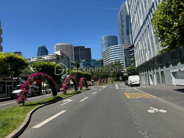 À seulement quelques pas du cœur de La Défense, dans le très recherché quartier République à Puteaux, découvrez un appartement familial rare sur le secteur, alliant volumes généreux, emplacement stratégique et qualité de vie exceptionnelle.

Situé à seulement 4 minutes à pied de la station Esplanade de La Défense (ligne 1) et à 1 minute de la tour The Link, futur siège mondial de TotalEnergies, cet appartement de 113 m² bénéficie d’une localisation privilégiée, idéale pour les familles comme pour les actifs souhaitant conjuguer confort de vie et proximité immédiate du premier quartier d’affaires européen.

Installé au 1er étage d’une résidence familiale, sécurisée et parfaitement entretenue, ce bien profite d’une agréable exposition Sud-Ouest offrant une belle luminosité tout au long de la journée ainsi qu’une vue dégagée sans vis-à-vis, véritable atout en milieu urbain.

Dès l’entrée, vous serez séduits par les volumes et la fonctionnalité des espaces. Le vaste double séjour constitue le cœur de l’appartement. Baigné de lumière naturelle, il s’ouvre sur un agréable balcon permettant de profiter des beaux jours. Cet espace de réception offre de nombreuses possibilités d’aménagement et peut facilement accueillir une quatrième chambre pour répondre à l’évolution de vos besoins familiaux.

L’espace nuit se compose de trois belles chambres, offrant calme, confort et intimité à chaque membre de la famille.

La cuisine indépendante, spacieuse et fonctionnelle, permet de cuisiner dans un espace dédié tout en conservant une séparation appréciable avec les pièces de vie.

L’appartement dispose également de deux salles de bains, particulièrement pratiques pour une famille, ainsi que d’un WC indépendant.

De nombreux rangements intégrés optimisent l’organisation du quotidien et renforcent le caractère fonctionnel du logement.

Pour compléter ce bien, vous bénéficierez d’une cave ainsi que d’une place de parking privative, deux prestations particulièrement recherchées dans le secteur.

Le quartier République est particulièrement apprécié pour son ambiance familiale, son cadre de vie agréable et sa proximité immédiate avec toutes les commodités :

• Commerces et services du quotidien à quelques minutes à pied ;
• Écoles maternelles et primaires ;
• Collèges ;
• Crèches ;
• Transports en commun ;
• Quartier d’affaires de La Défense accessible en quelques minutes.



Côté charges, la résidence offre un excellent niveau de services avec des charges mensuelles de 333 €, comprenant le chauffage, l’eau chaude, l’eau froide, l’entretien des parties communes ainsi que la présence d’un gardien.

Taxe foncière : 1 100 € par an.