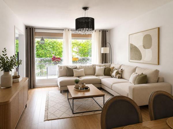 À seulement quelques pas du cœur de La Défense, dans le très recherché quartier République à Puteaux, découvrez un appartement familial rare sur le secteur, alliant volumes généreux, emplacement stratégique et qualité de vie exceptionnelle.

Situé à seulement 4 minutes à pied de la station Esplanade de La Défense (ligne 1) et à 1 minute de la tour The Link, futur siège mondial de TotalEnergies, cet appartement de 113 m² bénéficie d’une localisation privilégiée, idéale pour les familles comme pour les actifs souhaitant conjuguer confort de vie et proximité immédiate du premier quartier d’affaires européen.

Installé au 1er étage d’une résidence familiale, sécurisée et parfaitement entretenue, ce bien profite d’une agréable exposition Sud-Ouest offrant une belle luminosité tout au long de la journée ainsi qu’une vue dégagée sans vis-à-vis, véritable atout en milieu urbain.

Dès l’entrée, vous serez séduits par les volumes et la fonctionnalité des espaces. Le vaste double séjour constitue le cœur de l’appartement. Baigné de lumière naturelle, il s’ouvre sur un agréable balcon permettant de profiter des beaux jours. Cet espace de réception offre de nombreuses possibilités d’aménagement et peut facilement accueillir une quatrième chambre pour répondre à l’évolution de vos besoins familiaux.

L’espace nuit se compose de trois belles chambres, offrant calme, confort et intimité à chaque membre de la famille.

La cuisine indépendante, spacieuse et fonctionnelle, permet de cuisiner dans un espace dédié tout en conservant une séparation appréciable avec les pièces de vie.

L’appartement dispose également de deux salles de bains, particulièrement pratiques pour une famille, ainsi que d’un WC indépendant.

De nombreux rangements intégrés optimisent l’organisation du quotidien et renforcent le caractère fonctionnel du logement.

Pour compléter ce bien, vous bénéficierez d’une cave ainsi que d’une place de parking privative, deux prestations particulièrement recherchées dans le secteur.

Le quartier République est particulièrement apprécié pour son ambiance familiale, son cadre de vie agréable et sa proximité immédiate avec toutes les commodités :

• Commerces et services du quotidien à quelques minutes à pied ;
• Écoles maternelles et primaires ;
• Collèges ;
• Crèches ;
• Transports en commun ;
• Quartier d’affaires de La Défense accessible en quelques minutes.



Côté charges, la résidence offre un excellent niveau de services avec des charges mensuelles de 333 €, comprenant le chauffage, l’eau chaude, l’eau froide, l’entretien des parties communes ainsi que la présence d’un gardien.

Taxe foncière : 1 100 € par an.
